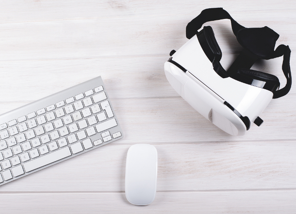Teclado, ratón y gafas VR