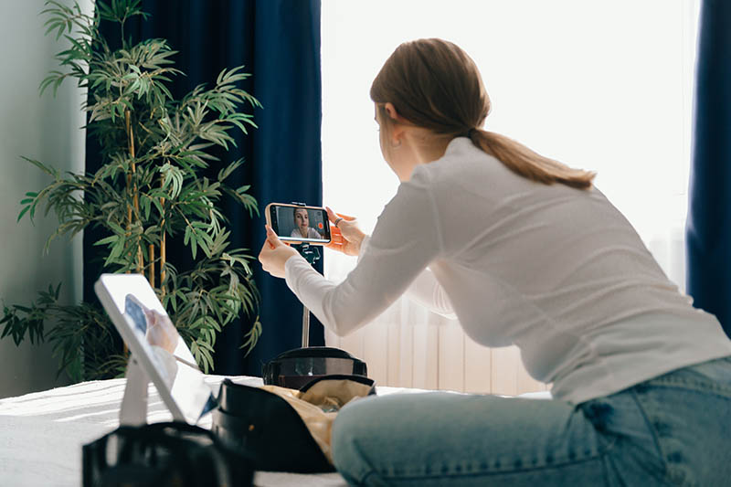 Mujer grabándose para su vlog